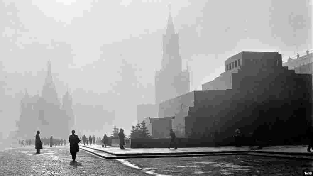 Мавзолей Ленина (справа) на Красной площади, октябрь 1962 года &nbsp;