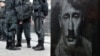 Полицейские охраняют символическое надгробие Владимира Путина в Киеве
