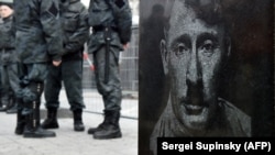 Полицейские охраняют символическое надгробие Владимира Путина в Киеве
