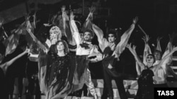 Алла Пугачева (на первом плане) во время выступления с концертной программой "Пришла и говорю" в спортивном комплексе "Олимпийский". Июнь 1984 года