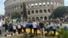 Біля античного амфітеатру Колізей українці Італії протестують проти показу російських пропагандистських стрічок в країні