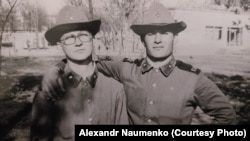Александр Науменко (слева) с сослуживцем