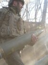 Artiljerët ukrainas në pritje të predhave amerikane për "armën më të mirë"