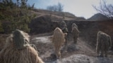 На фото: група українських військових, які проходять підготовку на снайперському курсі &laquo;Альфа Браво&raquo; поблизу лінії фронту