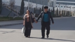 Пара, идущая по улице, держась за руки. Ашхабад. (Иллюстративное фото) 