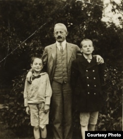 Кристиан (справа) со своим отцом и братом Августом (Ауде) (Частное собрание)