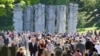 Люди собираются у мемориала советским воинам на кладбище Антакальнис в Вильнюсе в мае 2013 года. Скульптуры были снесены в декабре 2022 года. Ранее снос останавливал запрет Комитета ООН по правам человека&nbsp;<br />
&nbsp;