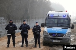 "Граница на замке"? Польские полицейские у заграждения на границе с Беларусью