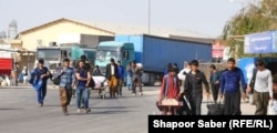 A group of Afghan refugees are seen in Herat after returning from Iran. (file photo)