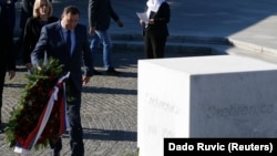 Milorad Dodik, predsjednik RS, polaže vijenac u Memorijalnom centru Potočari, Srebrenica, BiH, 11. novembar 2015.