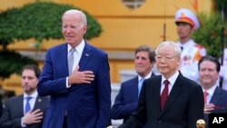 Президент США Джо Байден и генеральный секретарь Коммунистической партии Вьетнама Нгуен Фу Чонг наблюдают за прохождением почетного караула. Ханой, 10 сентября 2023 года