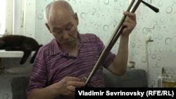 Андрей Бельды играет на национальном инструменте