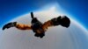 Inženjer svemirske tehnologije Denis Jefremov izvodi skok padobranom iz Zemljine stratosfere u područje u blizini ruske polarne stanice Barneo, blizu Sjevernog pola, 12. aprila.