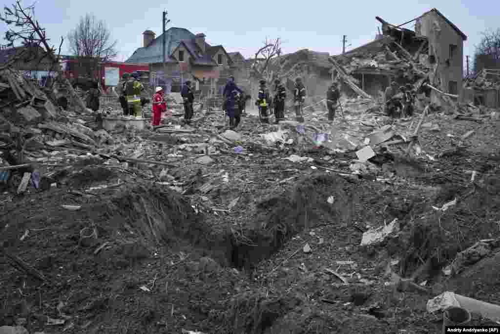 Вирва та зруйновані будинки...Наслідки ракетного удару Росії по цивільній інфраструктурі Запоріжжя. 22 березня 2024 року. Голова ОВА Іван Федоров заявив, що цей удар Росії по Запоріжжі був наймасштабнішим за рік