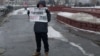 Одиночный пикет Ивана Куницкого в центре Омска, 23 февраля 2023 года