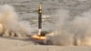 Një raketë balistike e gjeneratës së katërt, e quajtur Keibar, me rreze veprimi prej 2.000 kilometrash shihet pak para lansimit për testim, diku në Iran. Fotografi e majit të vitit 2023.