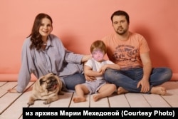 Мария Мехедова с мужем, сыном и псом Анри