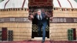 Глава МИД Великобритании Дэвид Кэмерон 24 апреля побывал в Музее ковров в Ашхабаде