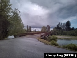 Полуразрушенный мост через реку Ингури в Орсантии