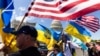 Люди на акції біля Капітолію США після того, як Палата представників проголосувала за допомогу Україні, а також Ізраїлю та Тайваню. Вашингтон, 20 квітня 2024 року 