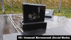 Сломанная плита мемориала в Нижневартовске