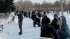 Жители Новосибирска пришли в Нарымский сквер почтить память Алексея Навального 17 февраля 2024 года.