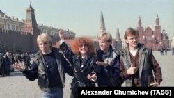 8 сентября 1985 г. Народная артистка РСФСР Алла Пугачева и артисты шведской группы "Херрей" на Красной площади.