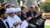 На фото: президент Шавкат Мирзияев, муфтий Нуриддин Холикназаров, премьер-министр Абдулла Арипов и другие чиновники на церемонии в комплексе «Шахидлар хотираси» в Ташкенте, 31 августа 2023 года.