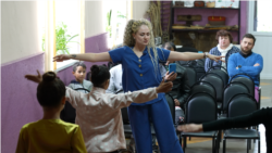 Anastasia Șaihudinova, refugiată din Ucraina, învață copii romi să danseze