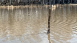 Самодельный измеритель уровня воды в селе Большая Малышка. Северо-Казахстанская область, 16 апреля 2024 года