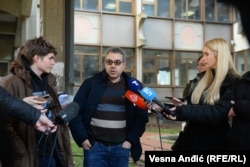 Петр Никитин (в центре) после подачи судебного иска против радикального сербского националиста Милоша Вацича, февраль 2023 года