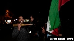 Teheránban ünnepelték az Izrael elleni légitámadást 