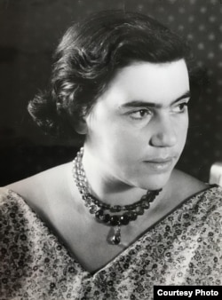 Наталья Роскина в аметистах, подаренных и воспетых Николаем Заболоцким, 1957