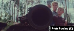 Документальный фильм "В Украине": дети изучают брошенную российскую военную технику