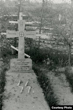 Конец под Бяково: могила Шальбурга с двумя крестами, 1942 год. (Национальный музей Дании.)