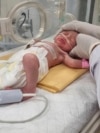 Foshnja nxirret e gjallë nga barku i nënës së vrarë në Gazë