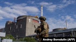 Российский военнослужащий патрулирует территорию Запорожской АЭС