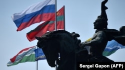 Государственные флаги России и Приднестровья рядом с памятником Александру Суворову в Тирасполе