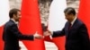 Presidenti i Francës, Emmanuel Macron, dhe udhëheqësi kinez, Xi Jinping, gjatë takimit të tyre në Pekin më 6 prill 2023. 