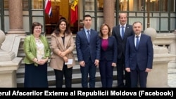 Nusrat Ghani, ministra britanică pentru Europa (a doua din stânga), alături de ministrul de Externe al R. Moldova, Mihai Popșoi, în timpul vizitei în Marea Britanie a delegației moldovene.
