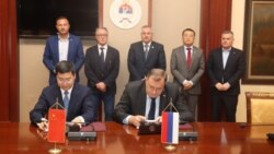 Predsjednik RS-a Milorad Dodik i direktor CRBC-a za JI Evropu Jang Dong potpisuju memorandum u Banjoj Luci, 25. aprila 2023.