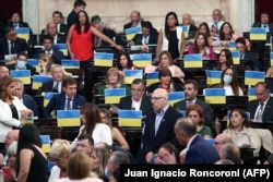 Украинские флаги на скамейках депутатов от оппозиции во время открытия 140-й очередной сессии Конгресса в Буэнос-Айресе, 1 марта 2022 года