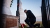 Прем'єр-міністр Польщі Матеуш Маровецький вшановує пам'ять жертв Волинської трагедії на місці, де 80 років тому були убиті поляки. Волинь, Україна. 7 липня 2023 року