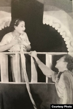 Мать Нехама Сиротина и отец Фишель Лахман в спектакле "Ромео и Джульетта". Студенческая работа