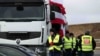 ДПСУ: протестувальники на двох пунктах пропуску взагалі не пропускають вантажівки, які прямують в Польщу
