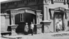 "Девочка-фантом" (стоит возле двери на входе в здание). Красноярск, 1908 г.