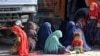 Авганистанските жени и деца седат во центар за регистрација по враќањето од Пакистан во провинцијата Кандахар, Авганистан, 28 ноември 2023 г.
