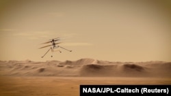 Вертолёт "Индженьюити" (Ingenuity) над поверхностью Марса