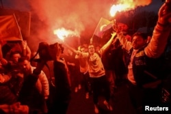 Сторонники Реджепа Эрдогана празднуют победу. Стамбул, вечер 28 мая 2023 года