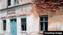 Закрытая и заброшенная общественная баня в селе Лычково